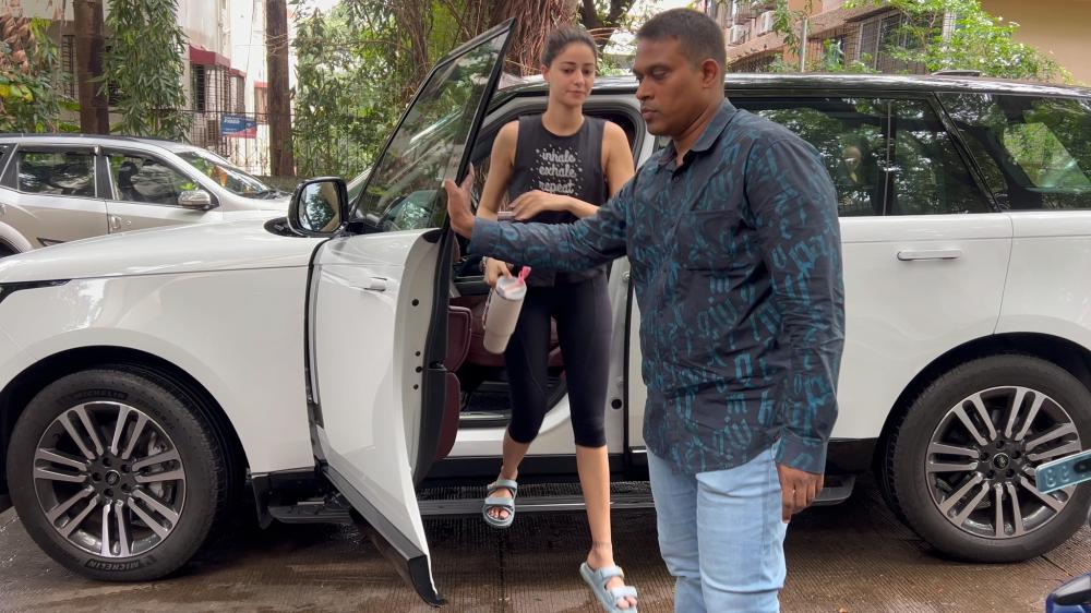 ananya-panday-was-spotted-at-her-gym-in-bandra